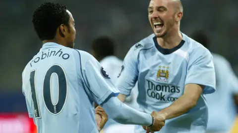 Cựu tiền vệ Man City Stephen Ireland bị gãy chân sau pha vào bóng kinh hoàng