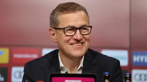 CEO Bayern: phải vừa khiêm tốn vừa tự tin trước trận lượt về gặp PSG