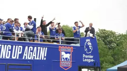 Marcelino Nunez châm chọc Norwich trong lễ diễu hành thăng hạng của Ipswich