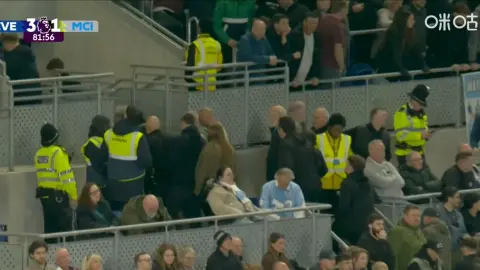 CĐV Man City bỏ về sớm rồi quay lại sau bàn rút ngắn của Haaland