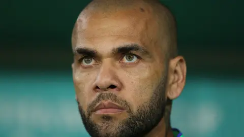 Dani Alves kể về quãng thời gian 14 tháng ngồi tù trong buổi diễn thuyết tôn giáo tại Madrid