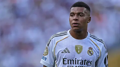 Phòng thay đồ Real Madrid không thể hiểu được Neymar và không hài lòng với việc anh đưa bạn gái đi nghỉ trong lúc đang dính chấn thương