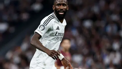 Nhà báo Tây Ban Nha: Rudiger đã tát Carreras trong lúc nội bộ Real căng thẳng