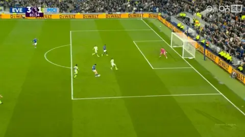 Barry lap cu dup, Everton day Man City vao the bam duoi