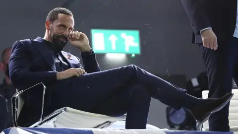 Carragher và Ferdinand khẩu chiến sau trận Liverpool thua MU