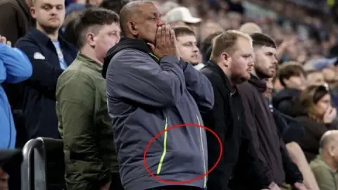 CĐV “Water Bottle Man” ôm mặt trên khán đài, Piers Morgan mỉa mai Man City sau trận hòa Everton