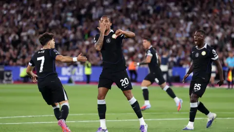 Pedro ghi bàn thắng thứ 15 tại Premier League mùa này, nhiều nhất trong số các cầu thủ không đá phạt đền.