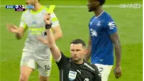 Michael Keane nhận thẻ vàng sau pha vào bóng thô bạo với Doku