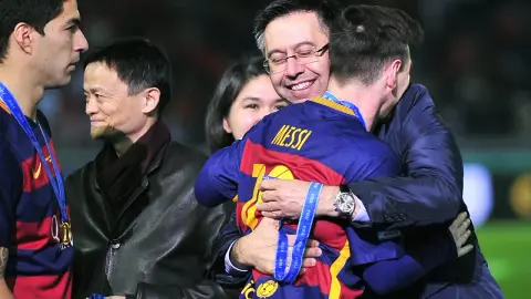 Bartomeu cho biết năm đó có đội sẵn sàng chào Messi 400 triệu euro nên quyết định gia hạn hợp đồng