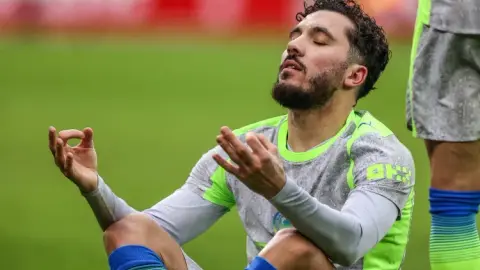 Cherki là cầu thủ đầu tiên từ thời Hazard có 10 kiến tạo bóng sống ở mùa ra mắt Premier League