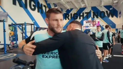 The Sun: Các tuyển thủ MMA sử dụng kỹ thuật đấu vật để dạy các cầu thủ Brighton cách phản đòn trong các tình huống cố định