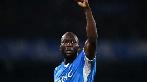 Lukaku sắp trở lại trung tâm tập luyện Napoli nhưng vẫn được dự báo rời CLB hè này