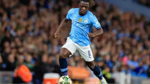 Manchester City nhường chức vô địch cho Arsenal. Trước đây là một cỗ máy vô địch và không nên làm xáo trộn vị trí của nó.