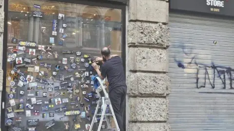 Cửa kính cửa hàng AC Milan bị dán kín sticker mừng scudetto của Inter