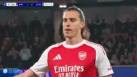 Thể hiện kỹ năng của bạn trong nháy mắt! Arsenal và Atletico Madrid Madrid mỗi bên thực hiện 3 lần thay người liên tiếp, trong đó Saka, Eze và Lookman được thay ra