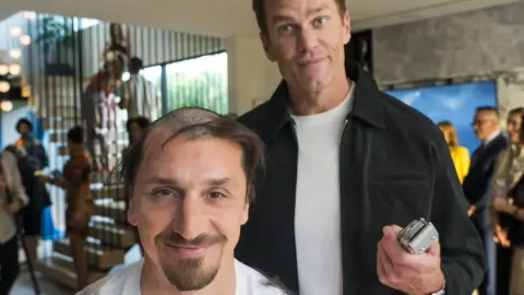 Ibrahimovic cạo đầu sau khi thua cá cược! Người cắt tóc cho anh là ngôi sao bóng đá Mỹ Brady