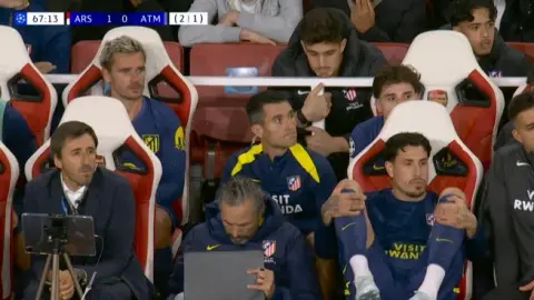 Atletico Madrid Madrid đã sử dụng hết quyền thay người trong 67 phút! Dưới lưới, Con nhện nhỏ, Lên Almada Baena