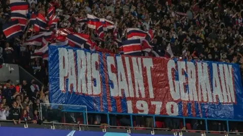 Le Parisien: Cấm tụ tập trên đại lộ Champs-Élysées trong thời gian diễn ra Bayern vs PSG