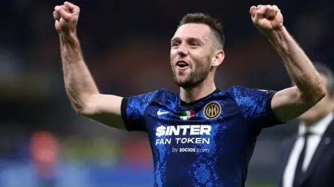 Tin tức bóng đá: Benfica dự định giới thiệu hậu vệ De Vrij của Inter Milan vào mùa hè và cầu thủ này đã sẵn sàng tham gia