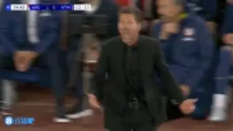 Một lạnh và một nóng! Simeone liên tục vẫy tay động viên toàn đội, trong khi Arteta hạ tay ra hiệu bình tĩnh