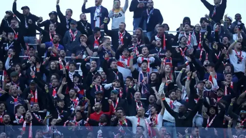 Báo Pháp: PSG có 3.700 người hâm mộ đi cùng đội và một số người hâm mộ cuồng nhiệt đã từ bỏ việc đi du lịch và quyết định ở lại trận chung kết