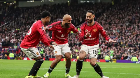 TA: Manchester United đang đàm phán để tài trợ đồng phục tập luyện hơn 18 triệu bảng, và vẫn đang đàm phán về tài trợ tay áo