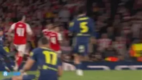 Atletico Madrid Madrid phản công, Serlot có cơ hội tốt để sút trong vòng cấm
