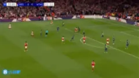 Trossard ngã xuống đất sau pha va chạm với Griezman trong vòng cấm nhưng trọng tài không đưa ra bình luận nào