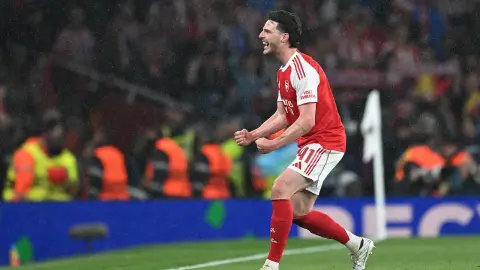 Thật trùng hợp, Arsenal và Champions League lần lượt bị loại bởi Bayern Munich Munich và PSG trong hai mùa giải vừa qua