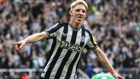 Phóng viên: Bayern Munich đã bắt đầu liên hệ thăm dò với Newcastle liên quan đến cầu thủ chạy cánh trái 25 tuổi Gordon