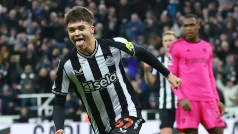 Quan chức Newcastle: Tiền vệ 20 tuổi Milley bị gãy xương mác và sẽ vắng mặt 3 trận còn lại của mùa giải