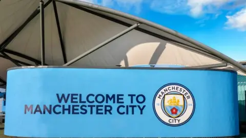 The Sun: Cuộc đua danh hiệu Ngoại hạng Anh căng thẳng, trận chung kết FA Youth Cup giữa Manchester City và Manchester United được chuyển đến sân nhỏ