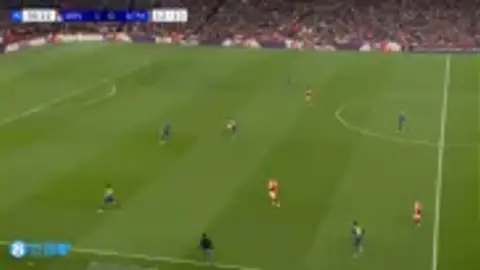 Saliba mắc lỗi trả lại đường chuyền khiến Simeone ngã xuống đất trong vòng cấm. VAR xác nhận đó không phải là quả đá phạt đền