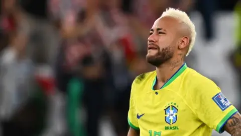 Phóng viên: Ngay cả khi Neymar được chọn vào đội tuyển Brazil, điều đó sẽ dựa trên danh tiếng và lý lịch trong quá khứ của anh ấy hơn là tình trạng hiện tại