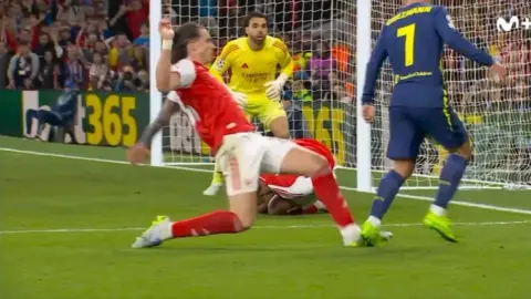 Cựu trọng tài La Liga: Pubier không phạm lỗi trước, Calafio lẽ ra được hưởng quả phạt đền vì giẫm lên người Griezman