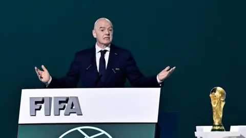 Phản ứng trước việc vé World Cup quá đắt, Infantino: Bạn chỉ có thể xem các trận bóng đá ở trường đại học với giá 300 USD ở Mỹ
