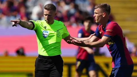 ABC: Hernandez sẽ bắt chính trận derby quốc gia. Trước đó, ông bắt chính trận derby với Barcelona với 2 trận thắng, 2 trận hòa và 1 trận thua.
