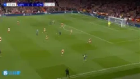 Griezmann bị phạm lỗi trong vòng cấm, trọng tài đã thổi còi cho rằng Pubier phạm lỗi với Gabe trước