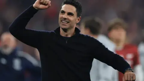 Trở nên tốt hơn! Pháo thủ bị loại khỏi FA Cup vào tháng 4 + mất ngôi đầu bảng và vào chung kết Champions League vào tháng 5 + dẫn đầu Premier League 5 điểm