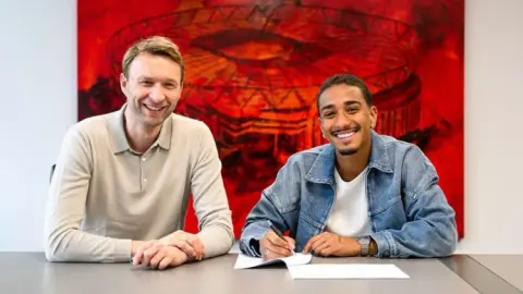 Chính thức: Bayer Leverkusen và hậu vệ cánh người Brazil Arthur gia hạn hợp đồng đến năm 2031tháng 6