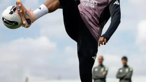 Chính thức: Hôm nay Real Madrid tiếp tục tập luyện để chuẩn bị cho El Clasico, còn Mbappé đã hoàn thành một số buổi tập chung