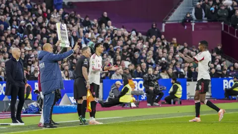 Cựu danh thủ: Liverpool nên mời Alonso dẫn dắt, vụ chiêu mộ Isak và Ekitike mùa hè năm ngoái là quá cảm tính