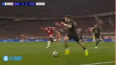 Kvaratskhelia lại bứt tốc khiến hàng thủ Bayern chao đảo