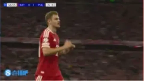 Bayern thay người phút 68: Alphonso và Kim Min-jae vào sân, Stanisic cùng Tah rời sân