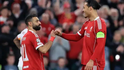 Liverpool bị đặt dấu hỏi về thủ lĩnh khi Salah và Van Dijk gánh quá nhiều
