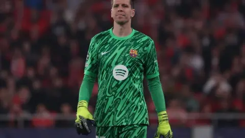 Hàng ngày: Szczesny đã đưa ra quyết định về tương lai của mình và sẽ ở lại Barcelona thêm một năm nữa