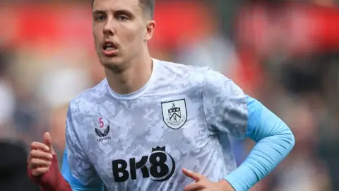 Leverkusen và hai CLB Anh theo đuổi Esteve, Burnley sẵn sàng đàm phán