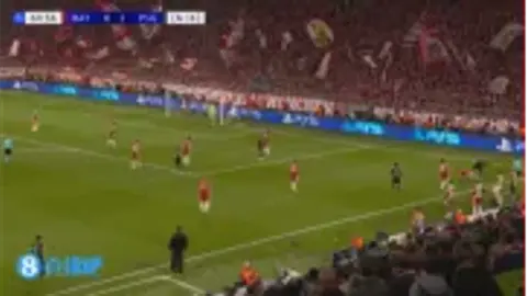 Quá đẳng cấp! Doué xử lý gót chân đẹp mắt sát biên ngang, vượt qua hai cầu thủ Bayern