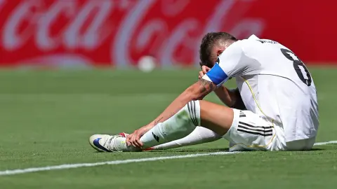 Phóng viên: Ngay cả Mourinho cũng không thể giải quyết được mâu thuẫn nội bộ ở Real Madrid. Chỉ có Lafayette mới có thể giải quyết nó bằng những biện pháp tàn nhẫn.