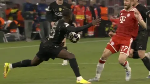 Bayern phản ứng dữ dội khi Nuno Mendes thoát thẻ ở tình huống chạm tay